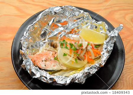 搖（鮭魚）的鋁箔烤架。 18409343