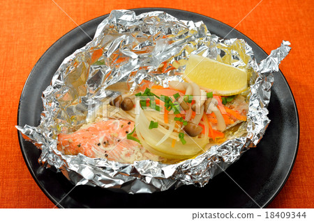 搖（鮭魚）的鋁箔烤架。 18409344