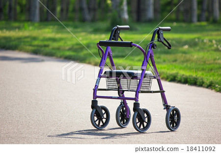 在公園散步 在公園散步 18411092