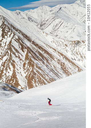 图库照片: people tourists descend on a skateboard on snow