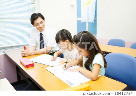 coaching school, elementary student, primary school child 18412784