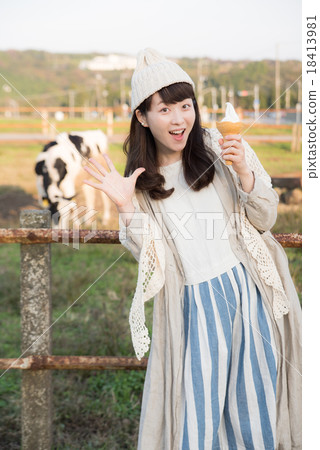 一個女人吃軟奶油 一個女人吃軟奶油 18413981