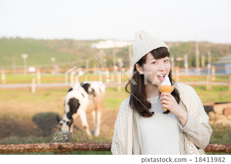 一個女人吃軟奶油 一個女人吃軟奶油 18413982