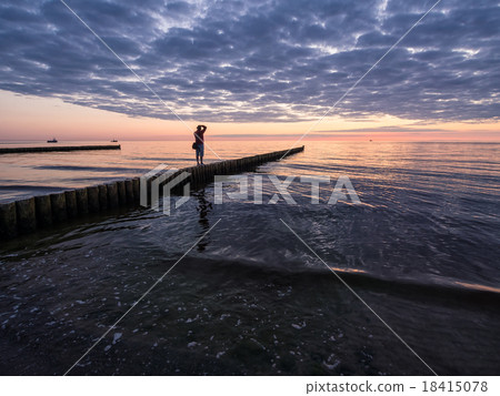 Fotographer on a groyne 18415078