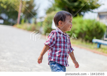 孩子們在公園裡玩 孩子們在公園裡玩 18418503