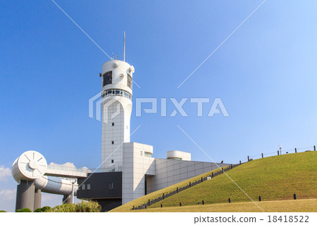 Yokohama Symbol Tower at sunny day 18418522