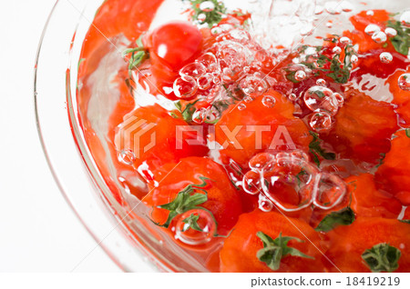 Wash mini tomatoes in a glass bowl vessel White background bubbles Mainly 18419219