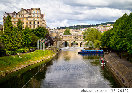 Pulteney Bridge over The River Avon, Bath, England 18420352