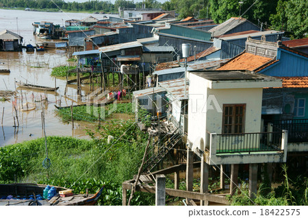 Residential, floating house, poor, precarious life 18422575