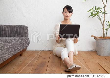 Relax at home and head to PC Female work / housework Relax at home and head to PC Female work / housework 18423329