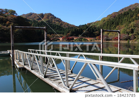 Usui lake in autumn 18423785