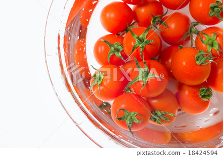 Wash mini tomatoes in a glass bowl instrument White background bird's-eye stand still 18424594