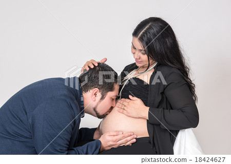 等待產科嬰兒的夫婦 18424627