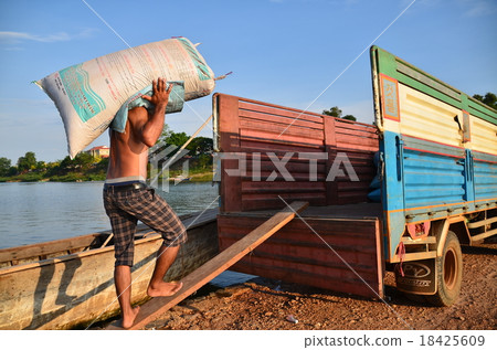 Cambodia Stuntrell Man carrying heavy objects 18425609