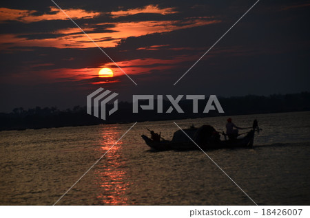 Cambodia Stuntlen Tunesang River at dusk and fishing boats 18426007
