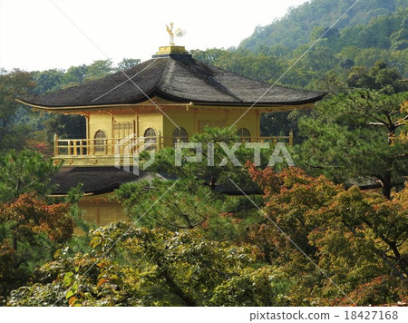 京都的觀光景點代表金閣寺。室町時代，被創造為Yoshimitsu Ashikaga的豪宅，在Yoshimitsu去世後成為禪寺。 18427168