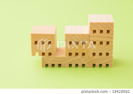 Tilted Mansion 18428082