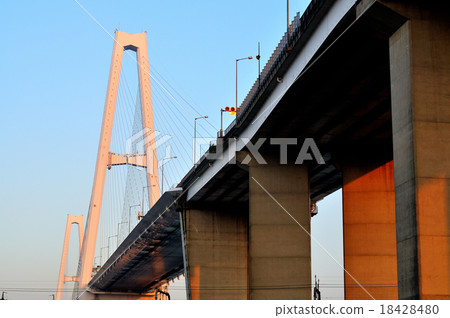 The bridge illuminated by the sunset 18428480