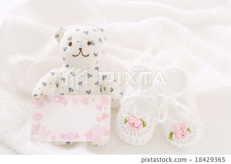 有嬰孩禮物和熊的鞋子 18429365