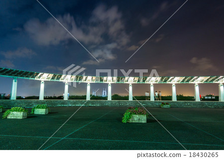 一座小山，晚上你可以看到海港 18430265