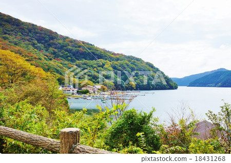 Kanagawa Prefecture sightseeing spot · Mountain of lake junki which began to be colored in autumn color and gentle Lake Ashino · Horizontal position Kanagawa Prefecture sightseeing spot · Mountain of lake junki which began to be colored in autumn color and gentle Lake Ashino · Horizontal position 18431268
