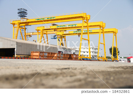 crane to far 18432861