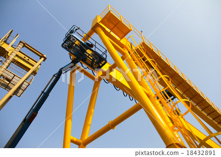 lifting to crane 18432891