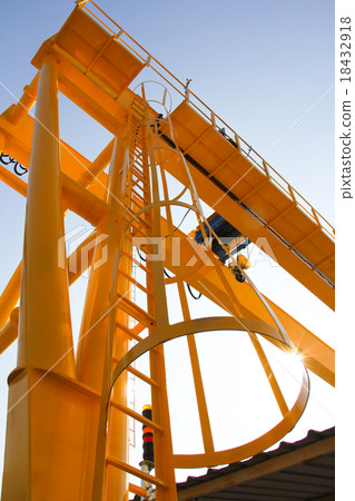 under crane 18432918