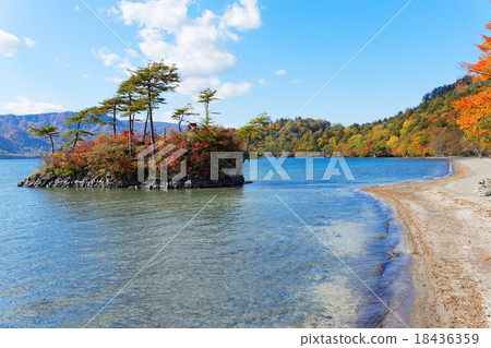 Autumnal leaves of Lake Towada · Ebisu Oguro island and blue sky 18436359
