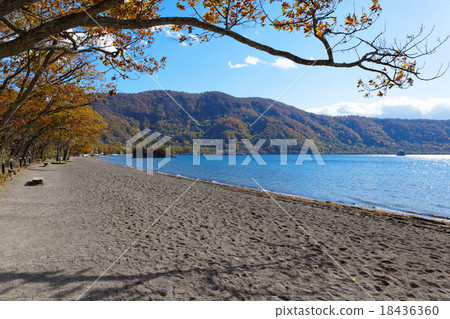 Lake Towada and a blue sky 18436360