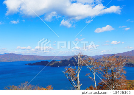 Towadako expanding the blue sky from the passing pass 18436365