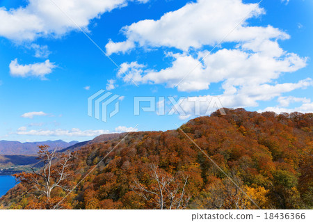 Towadako of autumn leaves and blue sky 18436366