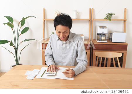 A man who puts a household account book 18436421