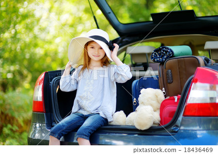 Adorable little girl in summer hat 18436469