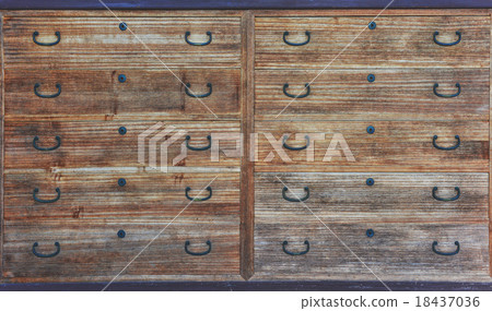 Old chest of drawers 18437036