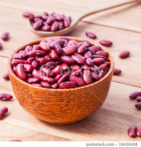 Close Up red kidney beans in wooden bowl Close Up red kidney beans in wooden bowl 18438498