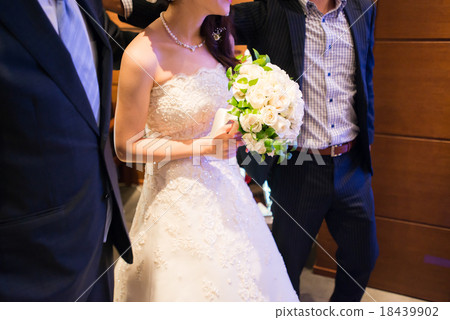 Bride and groom 2 people! What? 18439902