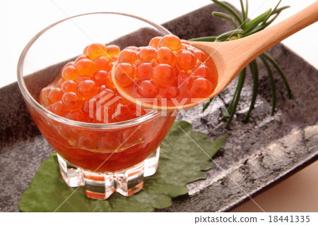 Ikura浸泡在醬油中 18441335