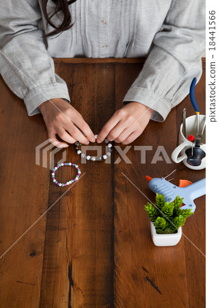 Hobbies: Women's hand making accessories 18441566