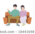 一對夫婦在沙發上說話 18441698