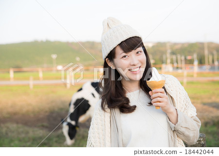 一個女人吃軟奶油 18442044