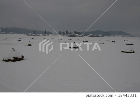 Rural landscape Wandering straw with snow 18443331
