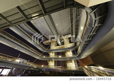 Kokonohana Bridge's sidewalk 18445728