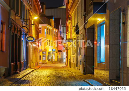 Night street in the Old Town of Riga, Latvia Night street in the Old Town of Riga, Latvia 18447033