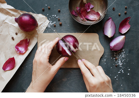 Hand cut red onion Hand cut red onion 18450336