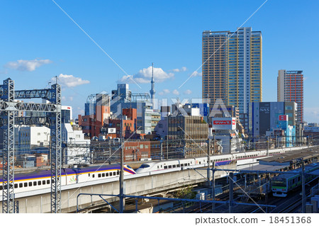 山形高速列車和東京天空樹穿過西日暮里站 照片素材 圖片 圖庫