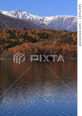 青木湖在深秋 18452495