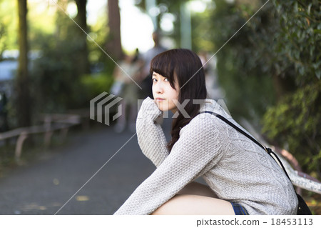 Young lady portrait crouching camera looking Young lady portrait crouching camera looking 18453113