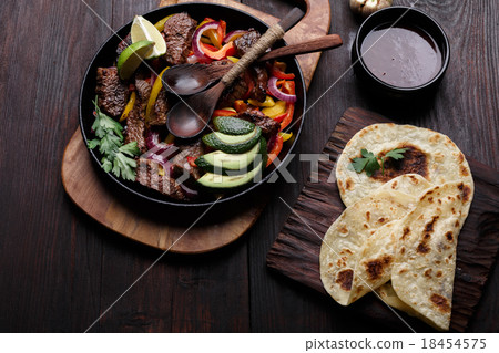 Beef fajitas 18454575