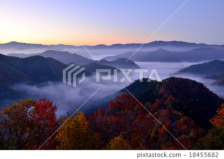 Autumn leaves and sea of clouds at Koiri Pass Autumn leaves and sea of clouds at Koiri Pass 18455682